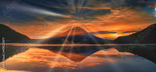 朝焼けのオレンジ色の雲と富士山 