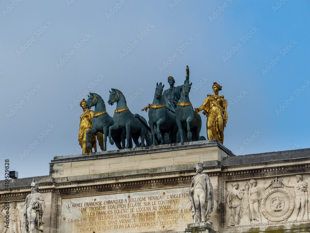Obraz premium Statue on Paris