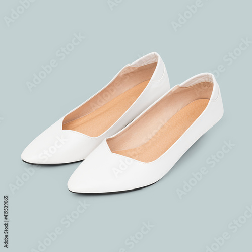 Women&rsquo;s white low heel shoes fashion