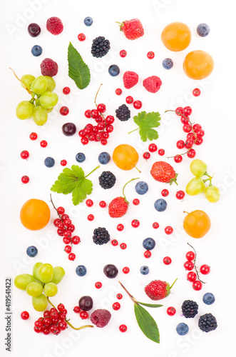 Fototapeta Naklejka Na Ścianę i Meble -  berry mix isolated on a white background