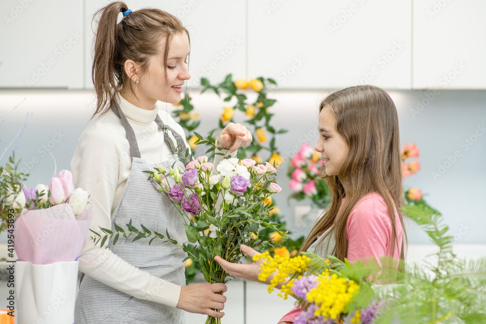 Lesson layout and assembly of floral arrangements. master class in floristry. Creating a chic bouquet in. Learning flowers, creating beautiful bouquets Lesson layout and assembly of floral arrangements. master class in floristry. Creating a chic bouquet in. Learning flowers, creating beautiful bouquets