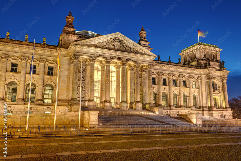 Obraz premium The entrance of the famous Reichstag in Berlin at night