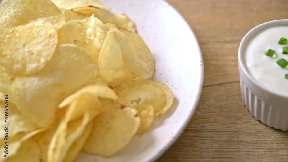 potato chips with sour cream dipping sauce potato chips with sour cream dipping sauce