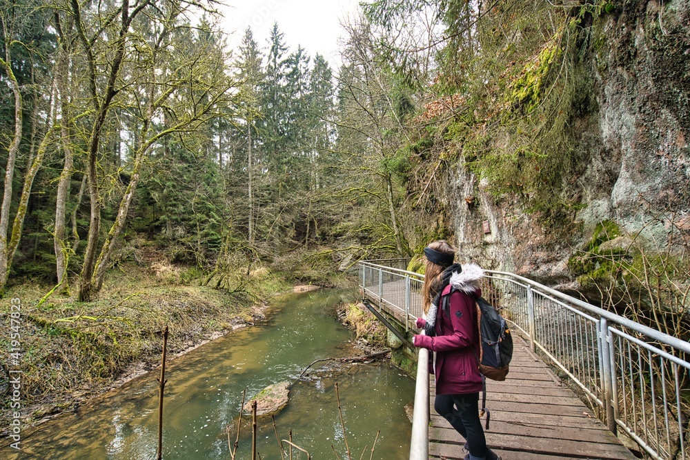 Fotografie von einer Frau auf einem Weg mit Geländer der durch die Schwarzachklamm in Bayern führt