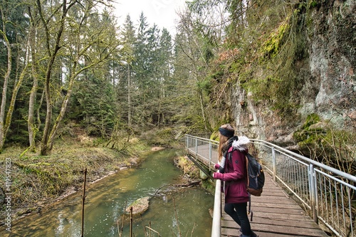 Fotografie von einer Frau auf einem Weg mit Geländer der durch die Schwarzachklamm in Bayern führt