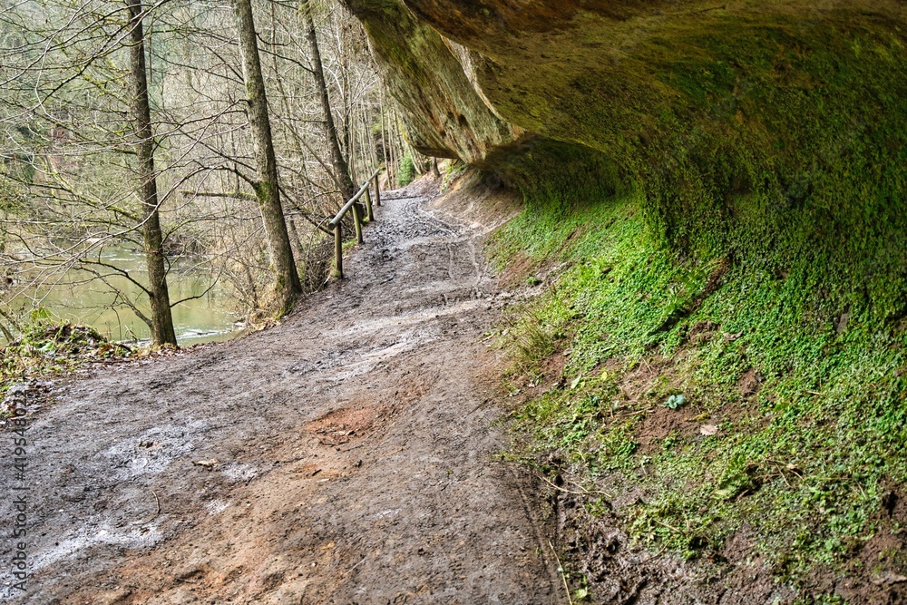 Bild von einer Frau auf einem Wanderweg. Bild von einer Frau auf einem Wanderweg.