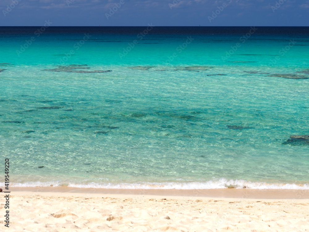 Obraz premium 青いグラデーションが美しい砂山ビーチの海（宮古島）