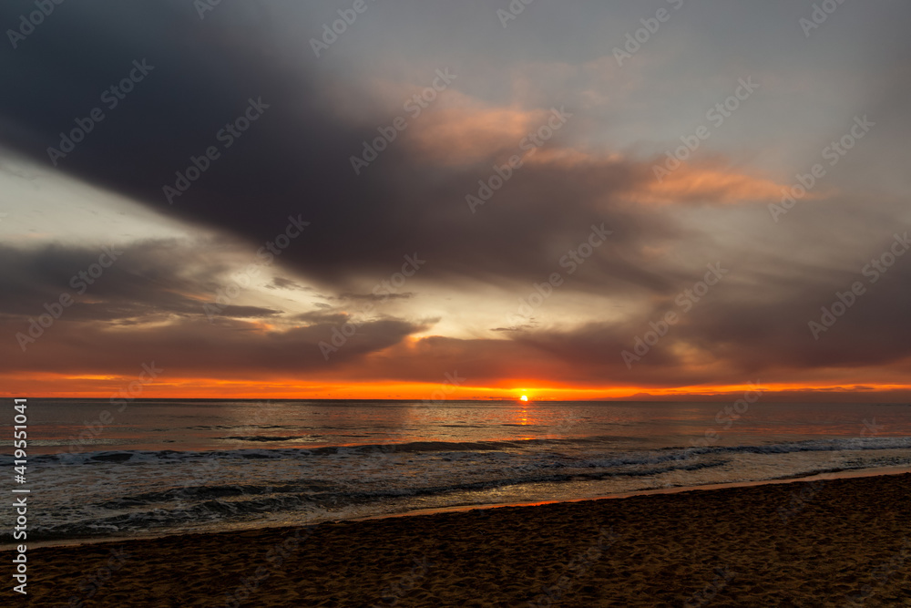 Obraz premium View of a sunset over a sea.