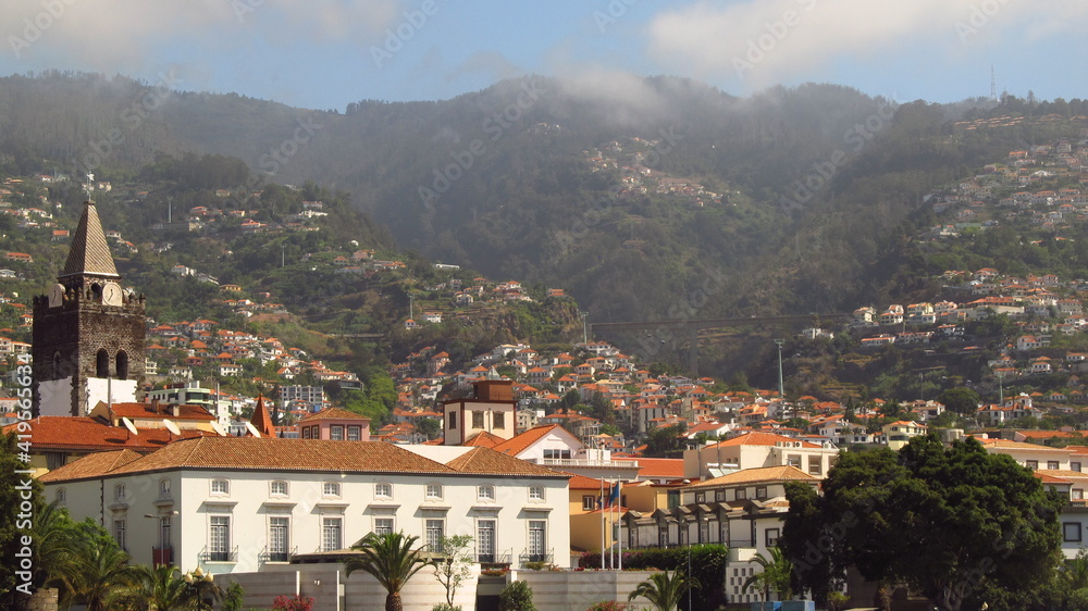 Miasto przy górze w obłokach, Funchal, Madera, Portugalia