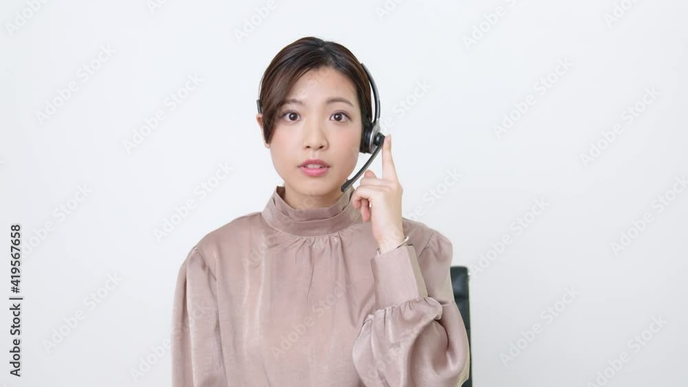 ビデオ通話で話す女性 テレワーク リモートワーク ニューノーマル ビデオ通話で話す女性 テレワーク リモートワーク ニューノーマル