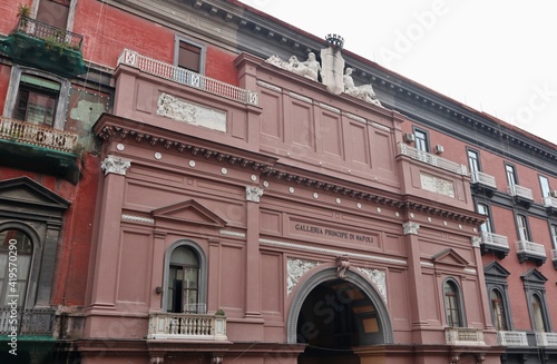 Quadro su tela Napoli - Scorcio della facciata della Galleria Principe di Napoli da Via Tommasi