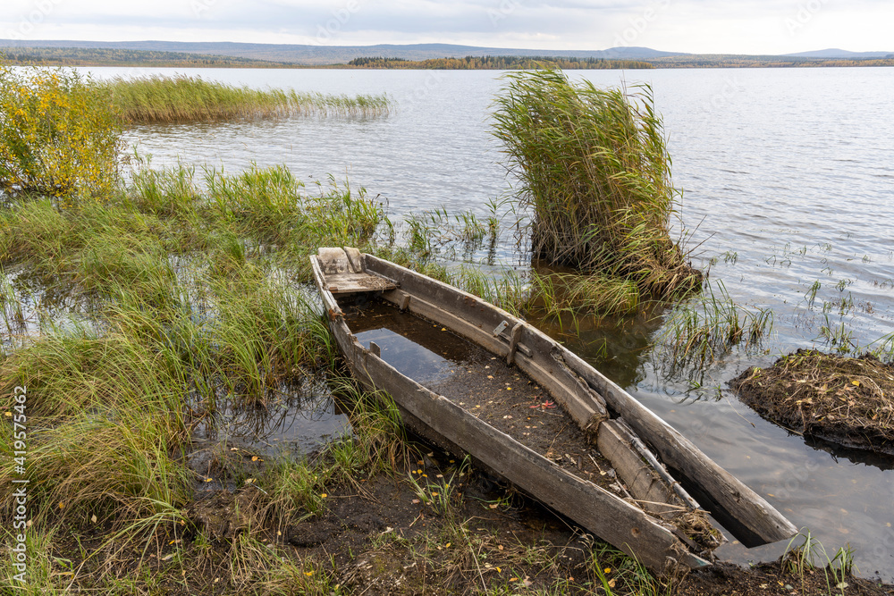 Obraz premium Ozero Zyuratkul Rowing Boat Siberia