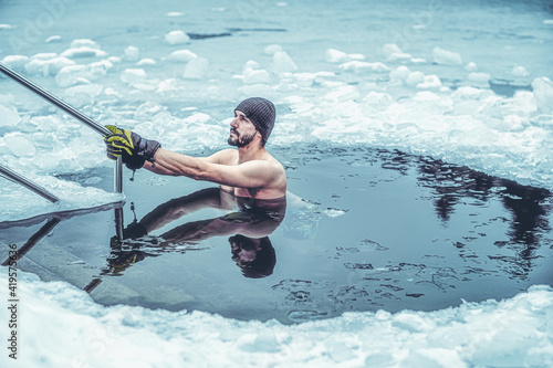 Εκτύπωση καμβά Winter swimming. Man in an ice-hole.