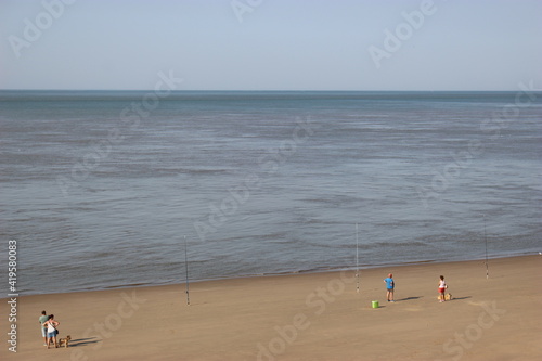 Pêche à la ligne sur la plage à Saint-Palais-sur-mer