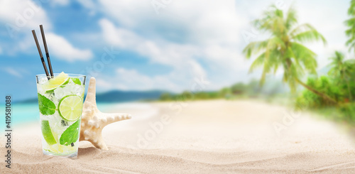 Fototapeta Naklejka Na Ścianę i Meble -  Fresh cold cocktail on tropical beach