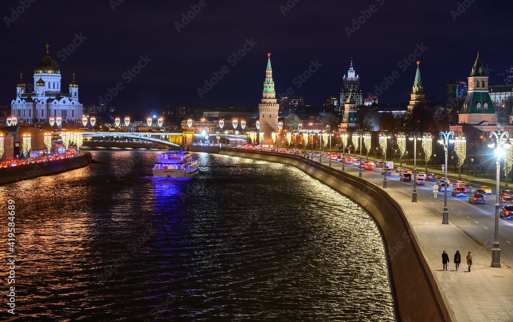 Fototapeta premium winter night view of Kremlin and Moscow river 