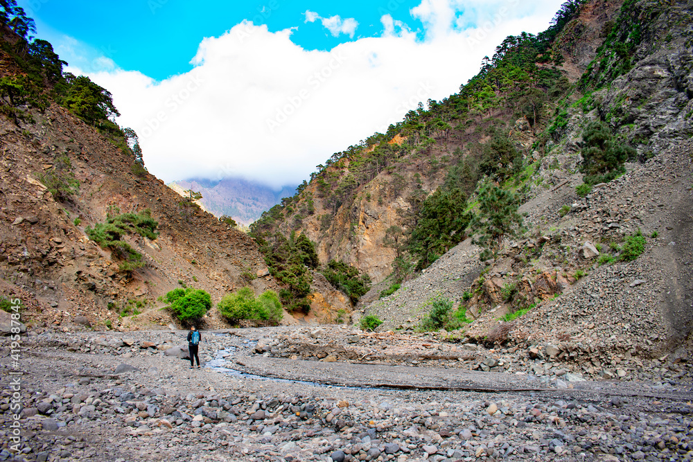 Senderista caminando por un barranco.