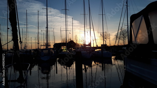 Fototapeta Naklejka Na Ścianę i Meble -  Harbor in Willemstad at sunrise, beautiful horizon colors in the marina.