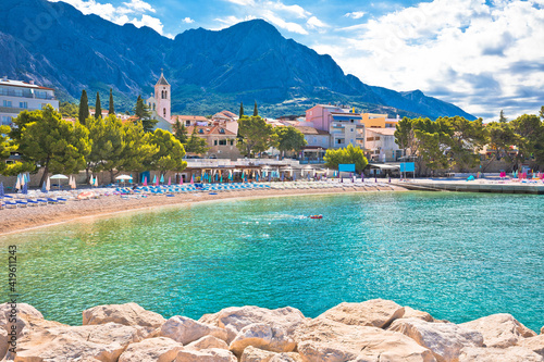 Fotografie Town of Baska Voda beach and waterfront view, Biokovo mountain