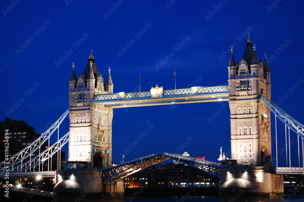 Obraz premium tower bridge at night