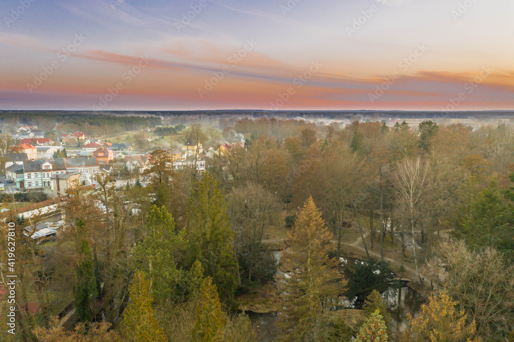 Wieczorna panorama Iłowej. Zdjęcie z drona.