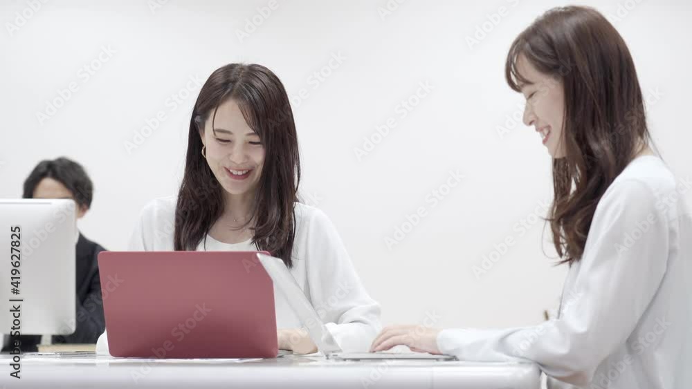 会話をするビジネスマン 会話をするビジネスマン