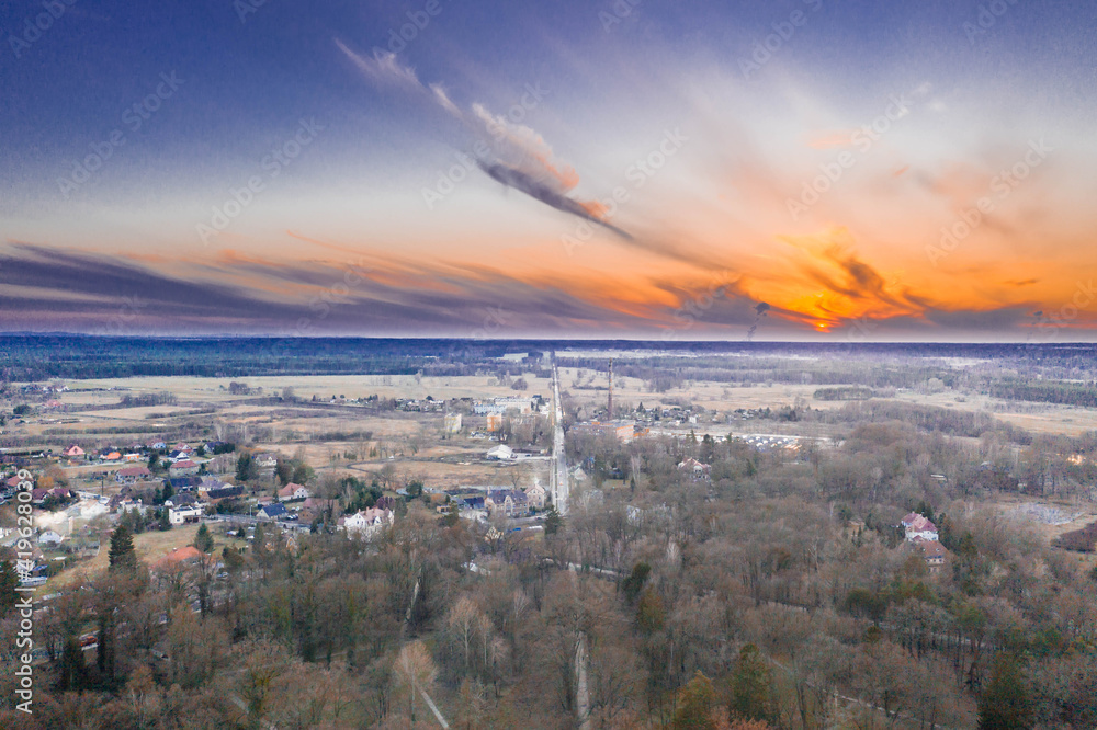 Wieczorna panorama Iłowej. Zdjęcie z drona.
