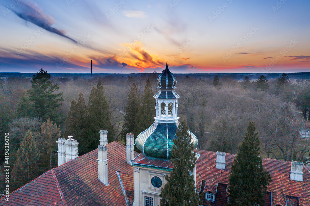 Obraz premium Pałac dworski w Iłowej. Wieża na tle wieczornego nieba. Zdjęcie z drona.