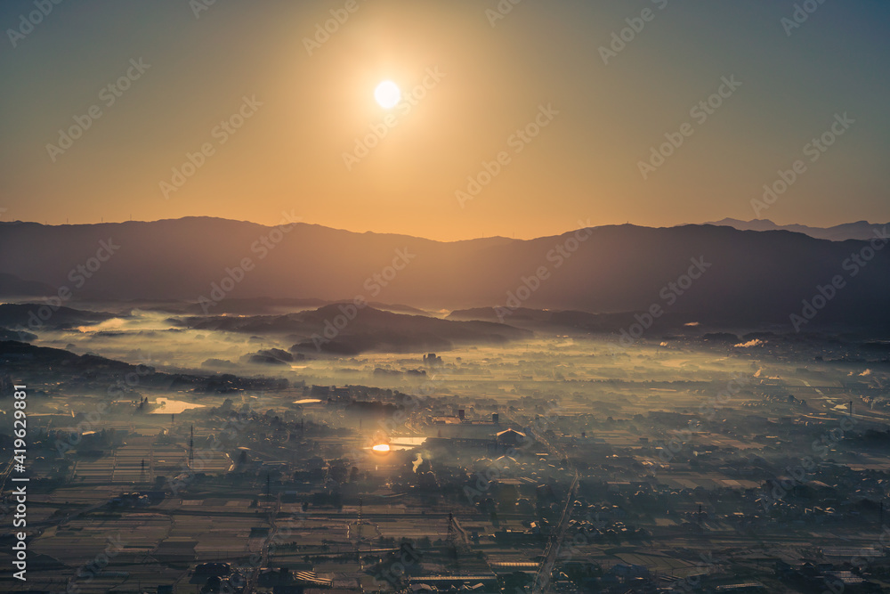 霧に包まれた香川県三豊市の夜明け