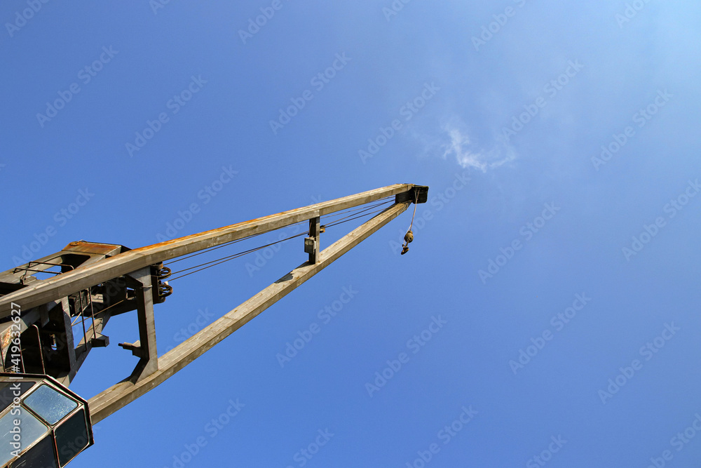 hafenkran detail und blauer himmel hafenkran detail und blauer himmel