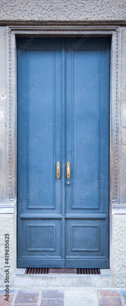 Front entrance door leading to a house in Italy