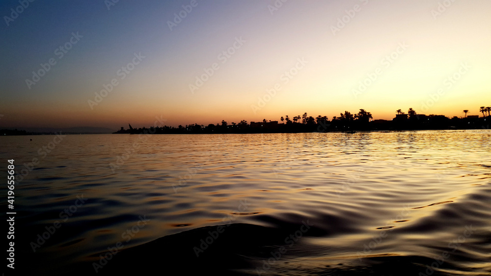 Nil Flußfahrt im Sonnenuntergang 
Nile with Sunset