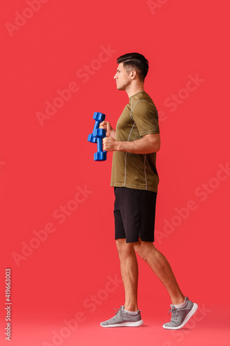 Sporty young man training w...