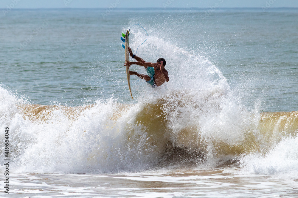 SURFISTA HOMEM, SURFANDO EM GUARAPARI, ES, BRASIL. SURFISTA BRASILEIRO, SURFANDO NO BRASIL. SURFISTA HOMEM, SURFANDO EM GUARAPARI, ES, BRASIL. SURFISTA BRASILEIRO, SURFANDO NO BRASIL.