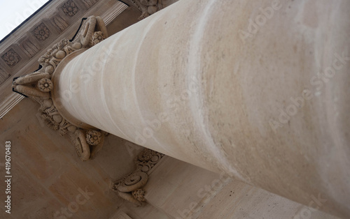 Strong column in a nadir perspective. The photo was taken in Les Invalides, Paris.