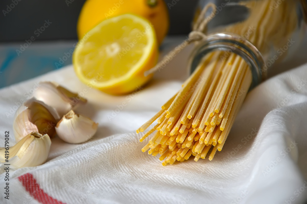 Spaghetti with lemon and garlic