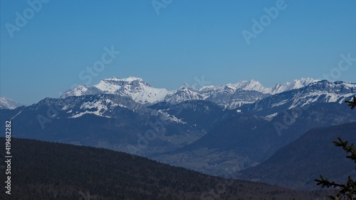 la montagne enneigée, les vallées, la force de la montagne.