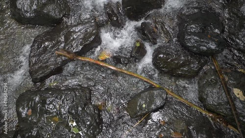 Agua corriendo entre las rocas