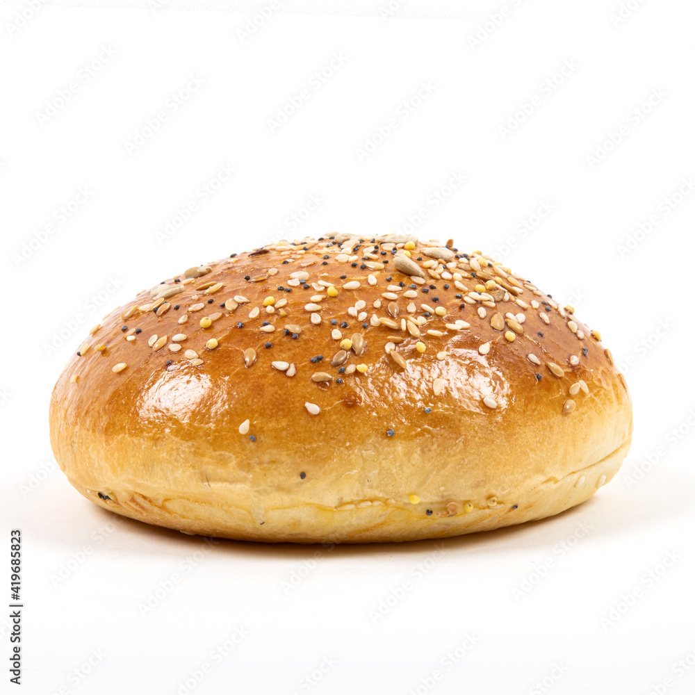 pain pour hamburger fait maison - photo en studio sur fond bland pain pour hamburger fait maison - photo en studio sur fond bland