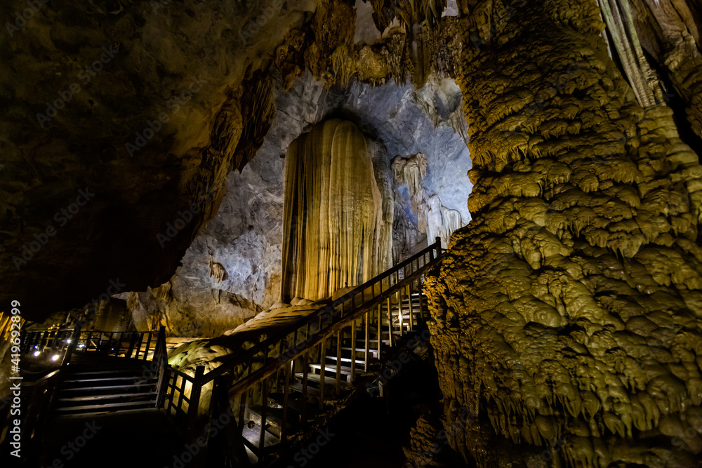 Naklejka premium Beautiful Paradise Cave in Vietnam