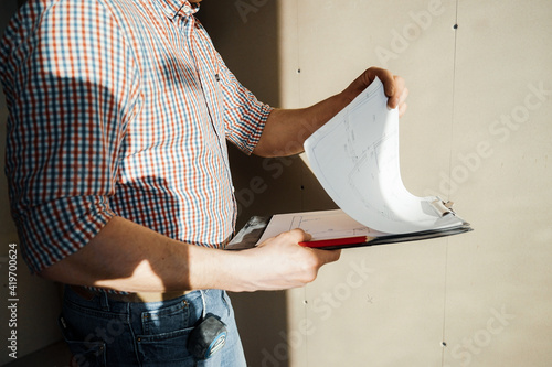 Builder analyzes the floor plan