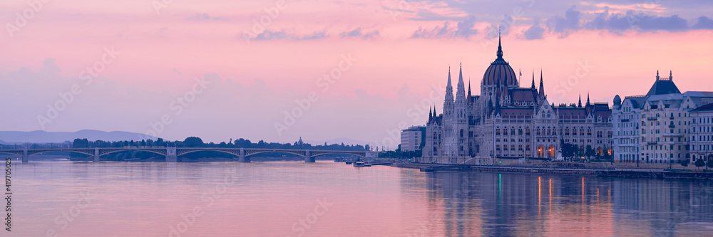 Obraz premium Parliament building in Budapest, Hungary at sunrise
