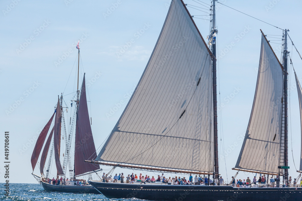 Obraz premium USA, Massachusetts, Cape Ann, Gloucester. Gloucester Schooner Festival, schooner parade of sail.