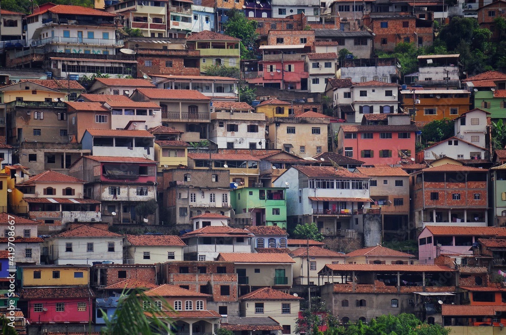 Favela aux maisons colorées au Brésil