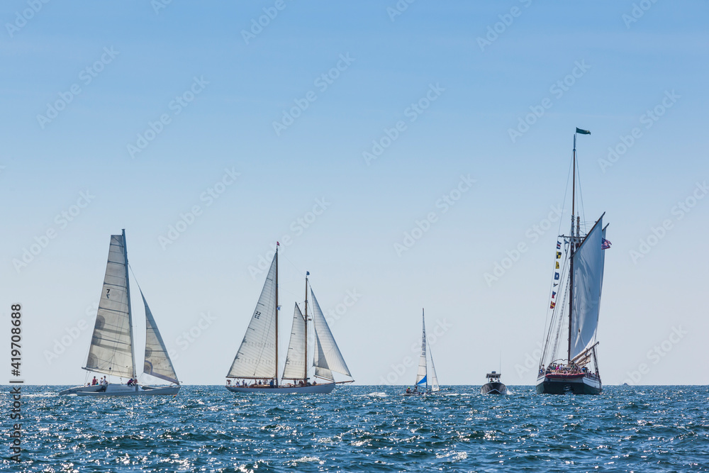 Naklejka premium USA, Massachusetts, Cape Ann, Gloucester. Gloucester Schooner Festival, schooner parade of sail.