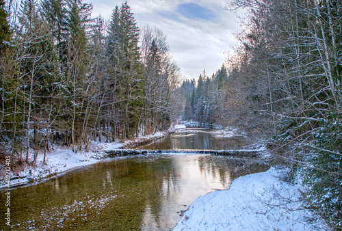 Der romantische Fluss Mangfall im Winter