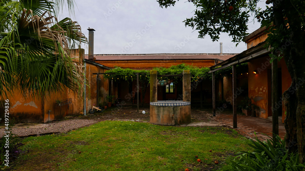 Antigua casa de campo con aljibe para extrae agua en el patio central  Photos | Adobe Stock