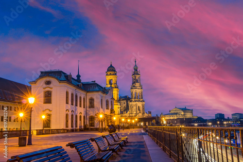 Brühlsche Terrasse in Dresden zur blauen Stunde und farbenfrohem Himmel