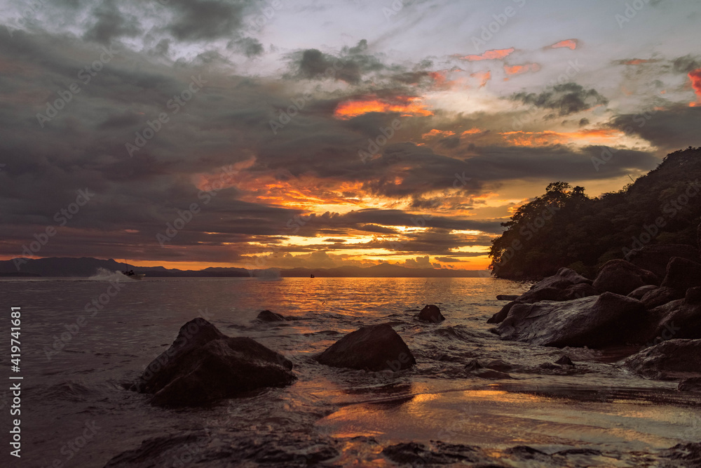 Una Foto de un atardecer hermoso en una playa de Costa Rica