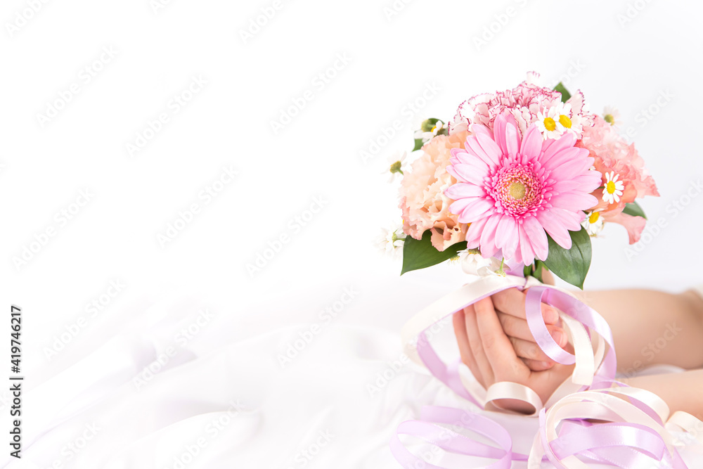 ピンクの花束を持つ子供の手 花のプレゼントイメージ素材 Stock Photo Adobe Stock